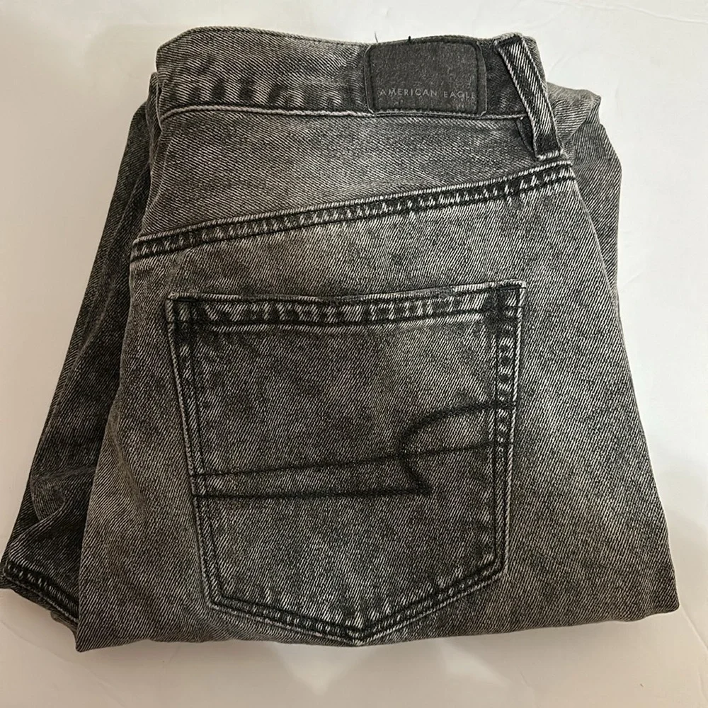 American Eagle Distressed Mom Jean Black Acid Wash Distressed Jeans Sz 4 X-Long